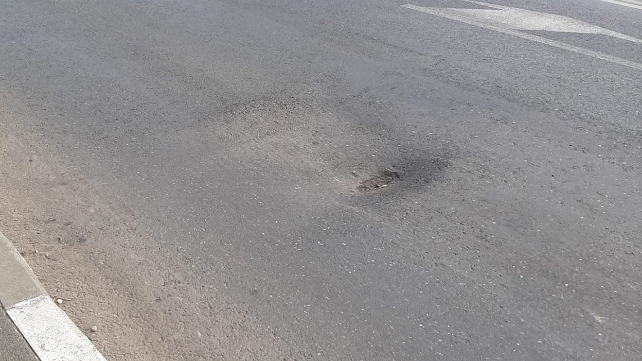 Groapă nemarcată extrem de periculoasă, de 30 cm adâncime, pe una dintre cele mai aglomerate artere din Sectorul 2 din București