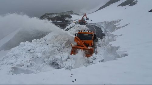 VIDEO Strat de zăpadă de 7-8 metri la mijlocul lunii iunie pe Transfăgărășan. Drumarii continuă operațiunile de deszăpezire pe cea mai frumoasă șosea din România, care ar putea fi deschisă la 1 iulie