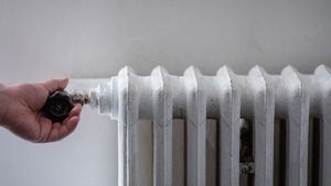 La ce metode recurg românii pentru a face economie la căldură şi ce sfaturi vin din partea specialiştilor: centrală de apartament vs. sistem centralizat