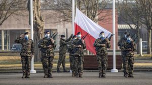 Premierul polonez Tusk ar dori putere de decizie asupra folosirii umbrelei nucleare franceze propuse de Macron
