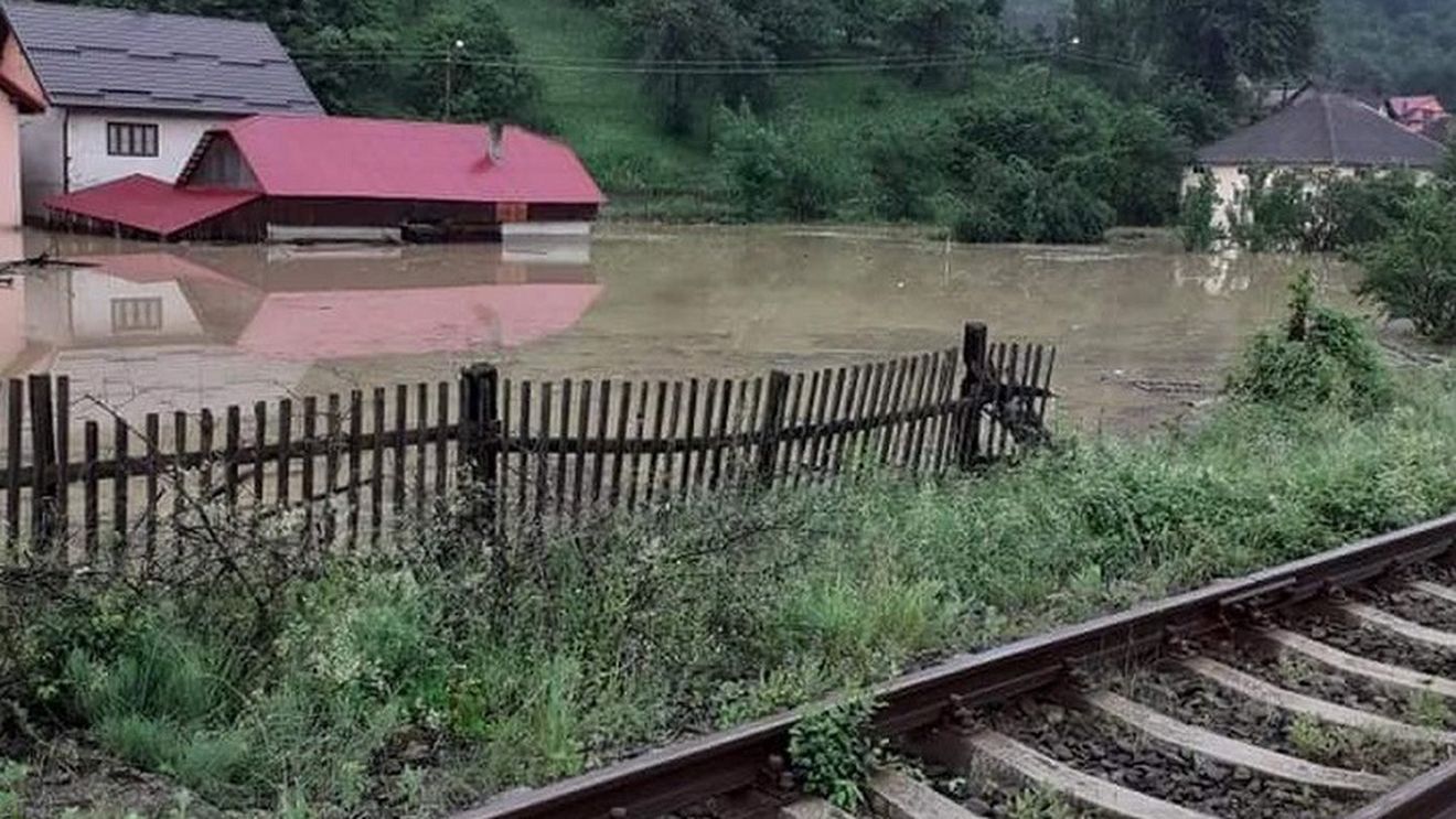 Cod portocaliu de inundații pentru râuri din patru județe, valabilă până la miezul nopții