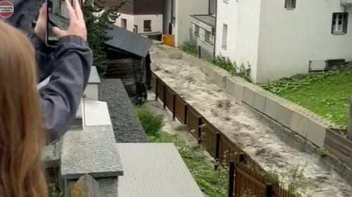 Alunecări de teren și evacuări în două regiuni din Elveția din cauza ploilor torențiale