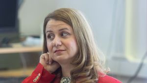 Caz de „revolving door” la fosta ministră Ligia Deca, numită prorector SNSPA la nici trei săptămâni după ce a pus în consultare ca ministru cel mai scump proiect de testare a competențelor, PIAAC, de 2,3 milioane de euro, plasat netransparent în curtea aceleiași SNSPA și a altei instituții de care este legată indirect, UEFISCDI