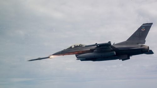 Statele Unite au aprobat vânzarea de rachete AIM-120 AMRAAM către România / Valoarea contractului este de circa 180 de milioane de dolari