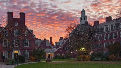 Universitatea Yale, acuzată că îi discriminează pe asiatici şi albi la admitere