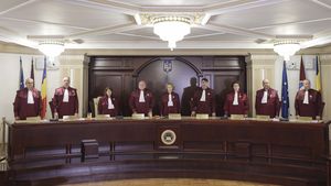 UPDATE: Ședința s-a încheiat. CCR amână pentru a treia oară decizia privind pensiile magistraților / SURSE: Judecătorii care au boicotat ieri ședința au ajuns la Curte, dar au refuzat să intre la dezbateri