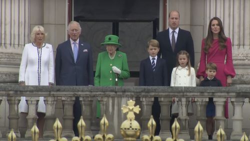 VIDEO Regina Elisabeta a II-a s-a mobilizat pentru a încheia sărbătorile Jubileului său de Platină cu o scurtă apariţie finală la balconul Palatului Buckingham
