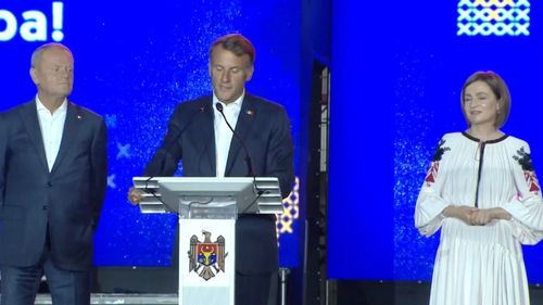 VIDEO Emmanuel Macron și Donald Tusk s-au adresat în limba română moldovenilor, de Ziua Independenței Republicii Moldova / ”Apărați-o cu aceeași hotărâre și sprijiniți-o cu hotărâre pe lidera voastră, Maia Sandu, care este și lidera tuturor europenilor liberi„ / De la eveniment a lipsit președintele României, Nicușor Dan
