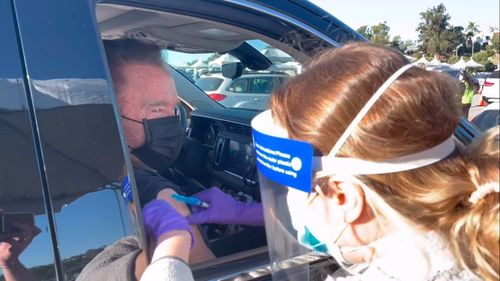 VIDEO Arnold Schwarzenegger s-a vaccinat împotriva Covid-19: Vino cu mine, dacă vrei să trăieşti!