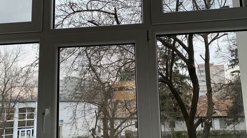 Cei mai mulți fug de carantină. La Vaslui s-a întâmplat invers: Un bărbat care a refuzat să părăsească un centru de carantină după 14 zile, evacuat cu ajutorul forţelor de ordine