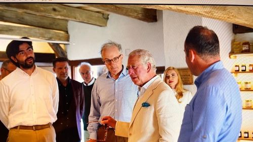 Satul Viscri a fost luat cu asalt de turiști, înaintea vizitei regelui Charles al III-lea / Monarhul va trece pe aici doar pentru câteva ore / Meniuri de sărbătoare: porc marinat la cuptor, servit cu legume coapte în unt, dulceață de ardei iute, brânzeturi de la stână”