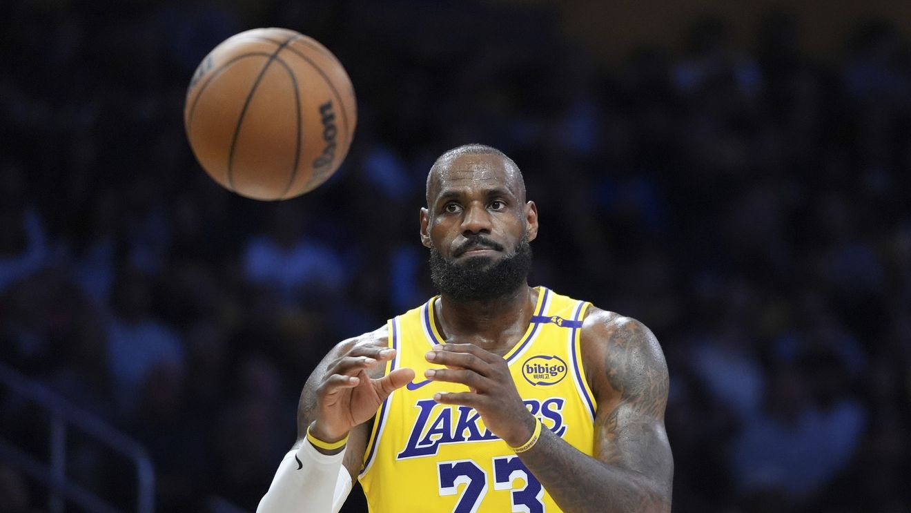 LeBron James va juca încă un an la Los Angeles Lakers / Va avea un salariu de 5.000 de euro pe oră