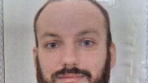 Poliția l-a prins pe bărbatul condamnat pentru crimă care a evadat marți în București / Era în apropierea unui mall din Oradea / A mers în total cu patru mașini și a încercat să-l convingă pe un șofer de tir să-l ducă mai departe