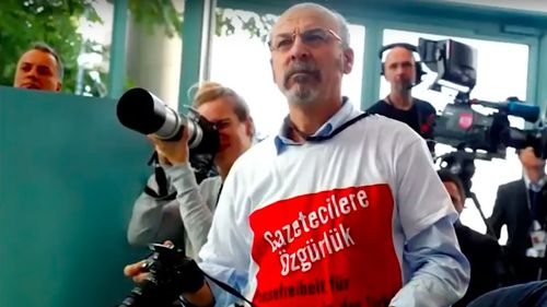 Jurnalistul care a protestat în timpul vizitei de stat în Germania a lui Erdogan va fi deportat în Turcia