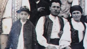 Erou român din Al Doilea Război Mondial, înhumat în satul natal din Alba, după 77 de ani de la moarte. O investigație a Parchetului Militar Iași a dus la identificarea sa. În ultimul moment, și-a strigat mama