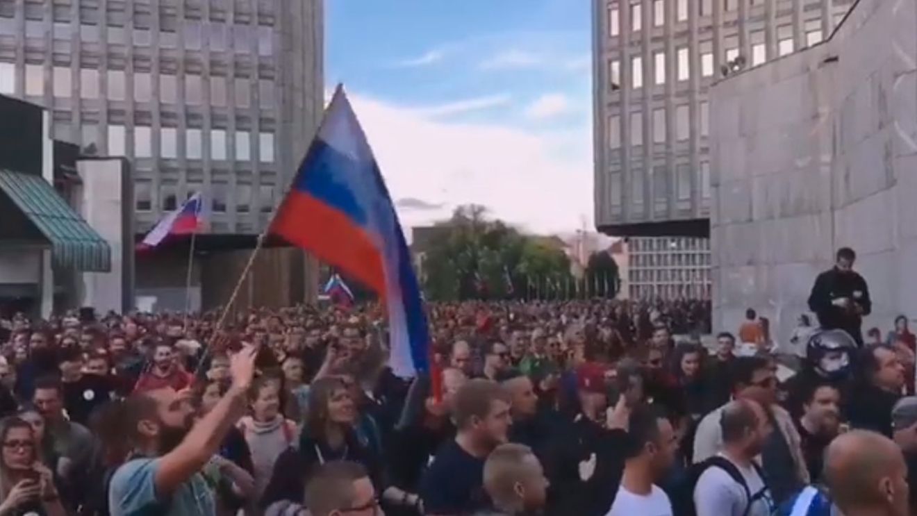 Manifestație a antivacciniștilor în Slovenia, în timpul desfășurării summitului UE