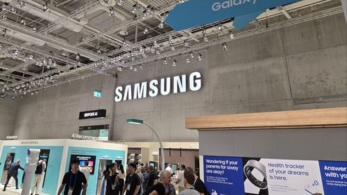 Samsung la IFA 2024: AI-ul ajunge în toate dispozitivele, de la smartphone-uri și PC-uri, la televizoare, mașini de spălat și frigidere. Această tehnologie poate simplifica viața oamenilor, reduce consumul de energie și risipa alimentară