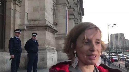 Magistrații au fost împiedicați de jandarmi să protesteze pe treptele Curții de Apel București. O judecătoare a rămas totuși neclintită în fața CAB: Eu m-am așezat și asta este. Am înțeles că există un ordin al președintelui Curții, dar nu mi-a fost arătat