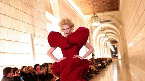 FOTO Colecția nebună a lui Marc Jacobs sezonul primăvară vară 2025 a fost prezentată la New York Fashion Week