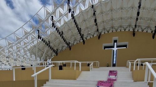 Un artist din Portugalia a întins un covor uriaş de bancnote supradimensionate de 500 de euro, pentru a critica cheltuielile statului pentru vizita Papei