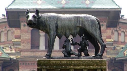 Publicație pro-guvernamentala de la Budapesta: Simbol fascist la Timişoara, capitala culturală europeană / Copia de bronz a Lupei Capitolina din Roma a fost dăruită Timişoarei în 1926 de către Mussolini, ca simbol al fraternităţii latine