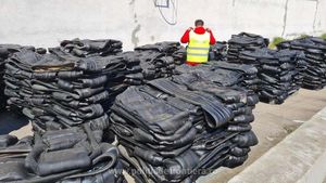 Încă un container cu peste 25 tone de deșeuri de cauciuc, venit din Germania, a fost descoperit în Portul Constanţa Sud Agigea/ Marfa trebuia să ajungă la o firmă din Vâlcea