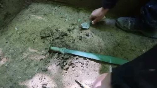 Primele cuvinte ale vânătorului de comori care a descoperit o sabie unicat veche de 3.000 de ani: „Fericirea e mare”