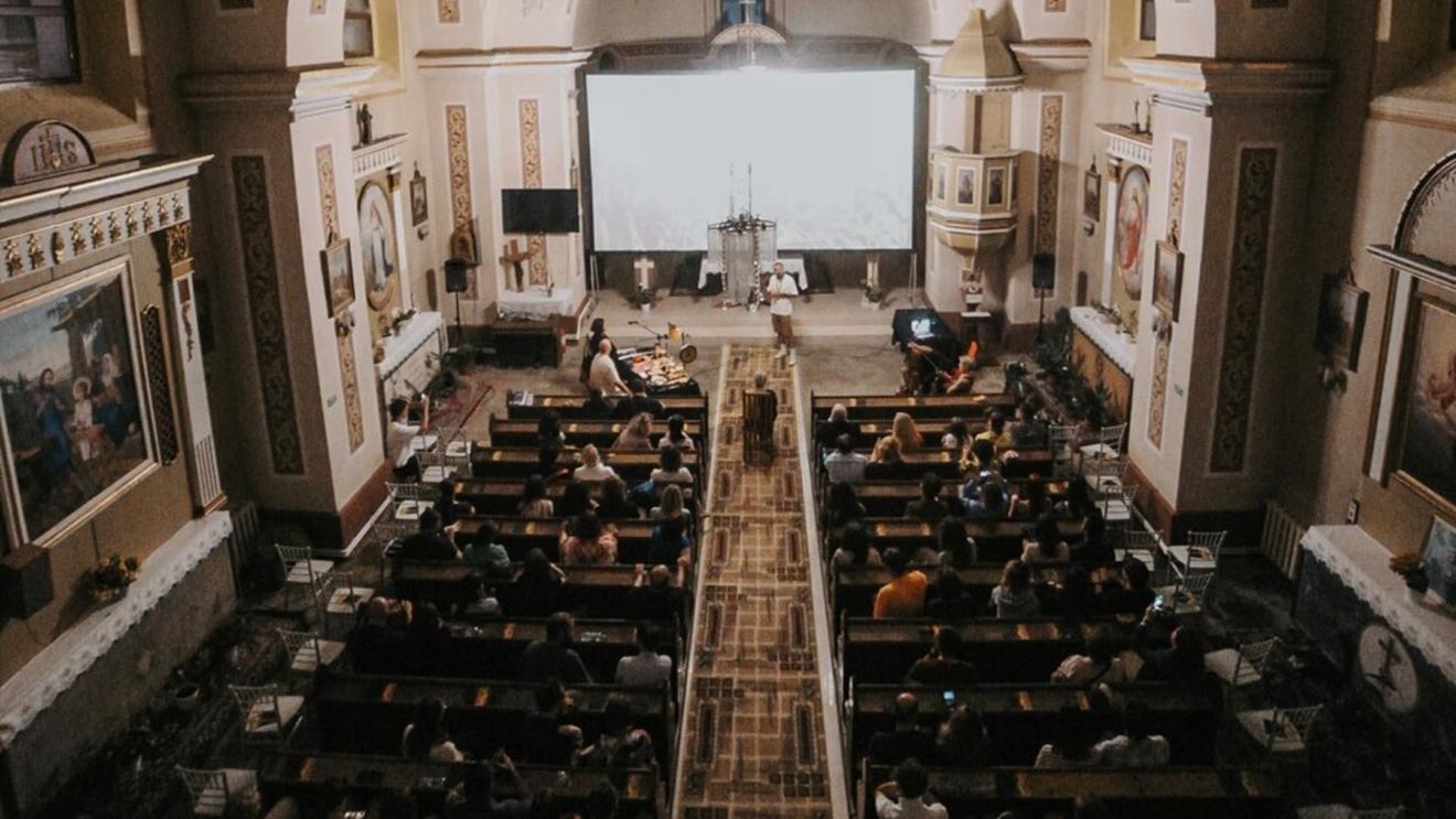 A început Festivalul Internațional de Film Câmpulung Film Fest / Italia și Tunisia, invitatele acestei ediții / Ce proiecții poți să urmărești