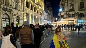 Votarea pentru cetățenii moldoveni se prelungește până la ora 23.00 în toate cele trei secții deschise în București / Numeroase persoane stau încă la coadă