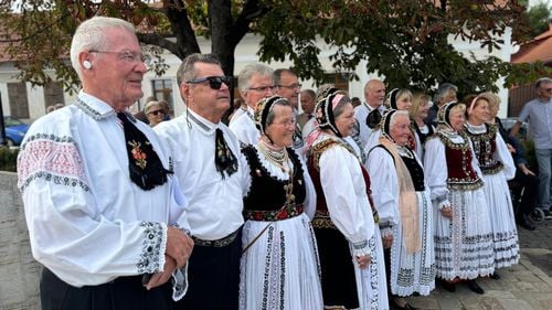 Eveniment de comemorare a 80 ani de la exodul saşilor din Transilvania de Nord, în Bistrița Năsăud / Mai mulți sași veniți din străinătate au participat la eveniment