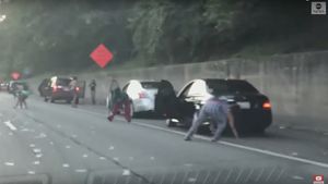 VIDEO "Ploaie de bancnote" pe o autostradă din Atlanta, SUA, după ce uşa unui camion blindat s-a deschis
