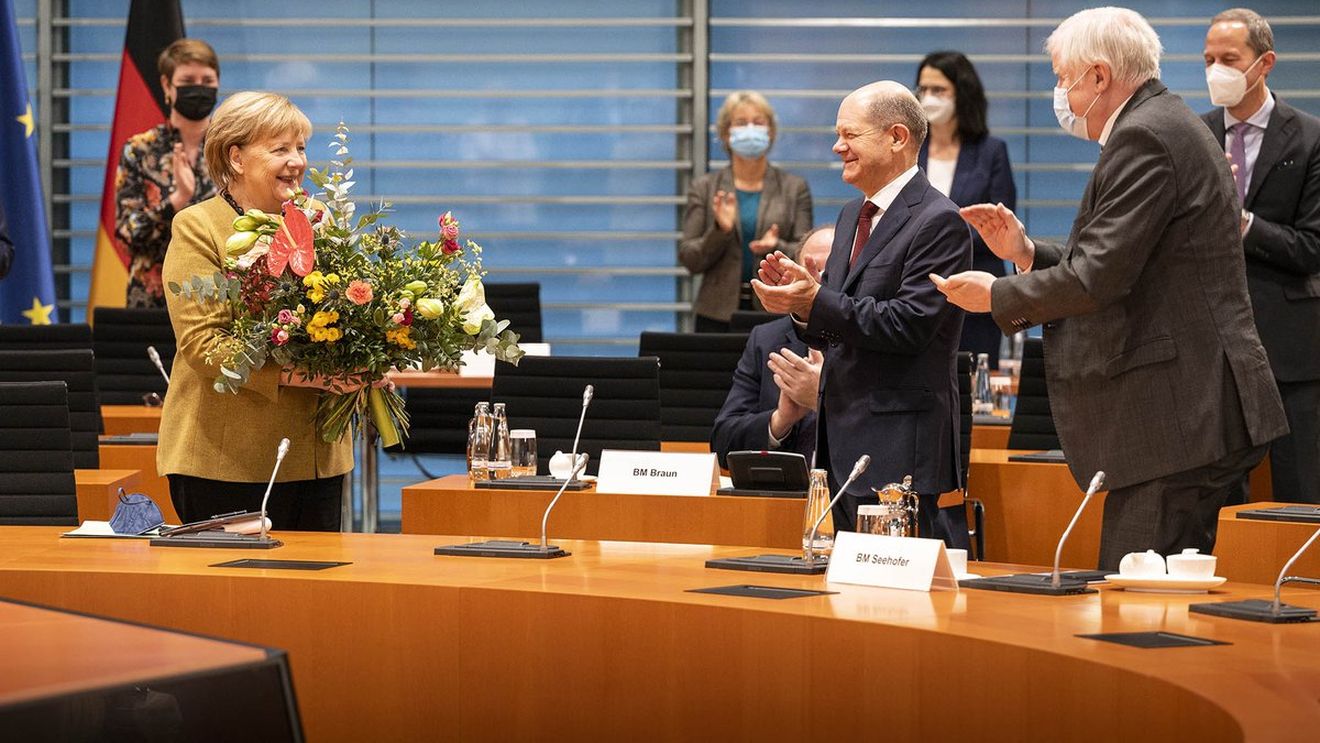 Angela Merkel a primit de la miniștrii cabinetului său flori și un puiet în ultima ședință de guvern în calitate de cancelar al Germaniei