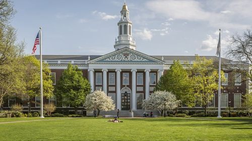 Administraţia Trump îngheaţă miliarde de dolari în viitoare subvenţii de cercetare şi alte ajutoare pentru Harvard / Cel mai vechi și bogat colegiu american trebuie să accepte o serie de cereri ale lui Trump