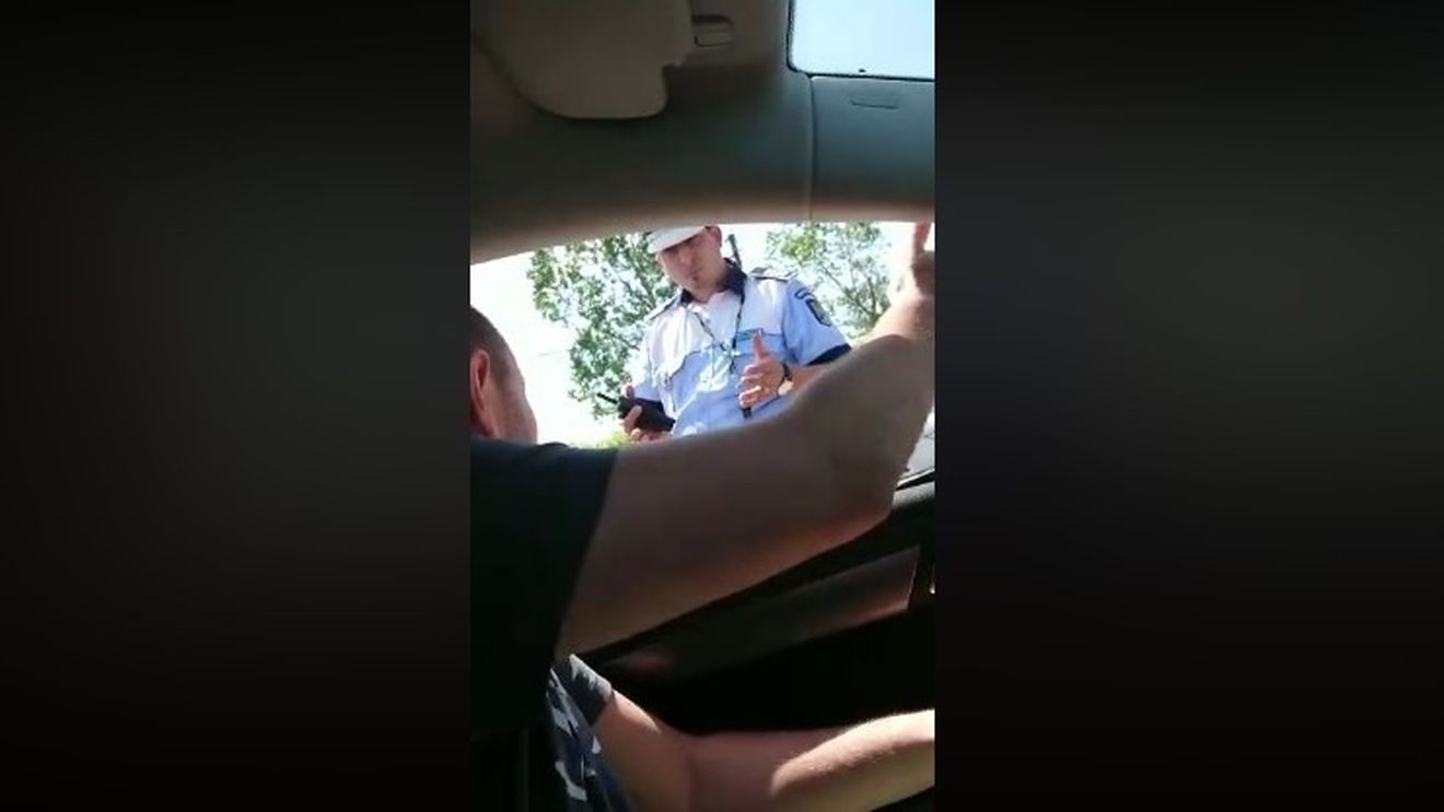 VIDEO Mitingul PSD care a dat peste cap un întreg oraș: Momentul când un polițist îi cere unui șofer ”parola” de partid pentru a putea intra în Târgoviște / Plus: Cazul unui medic care, după o gardă de 24 de ore, nu a fost lăsat să meargă acasă cu mașina