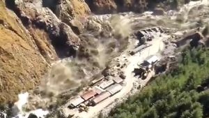Cel puţin 50 de persoane date dispărute după o viitură produsă într-un oraş indian din Himalaya