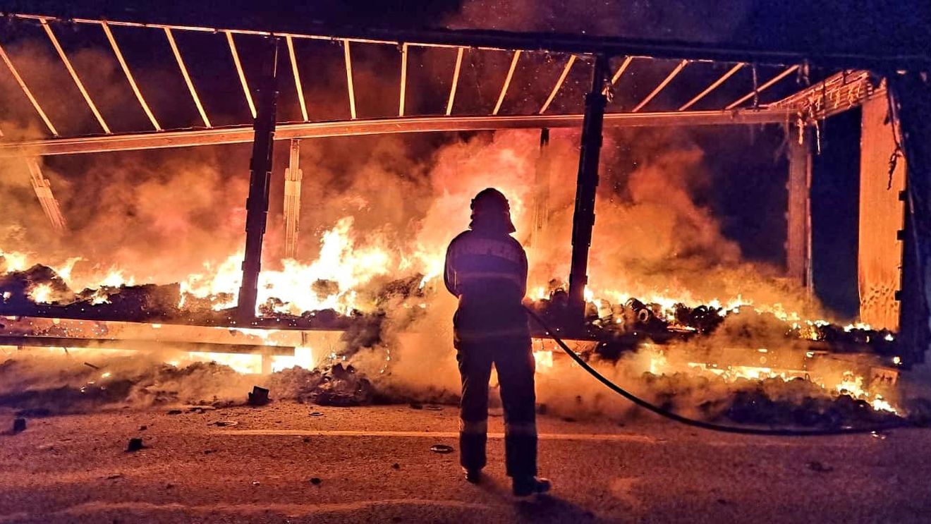 Vâlcea: Pompierii au stins un incendiu la un depozit cu baloţi de lucernă. Intervenția a durat cinci ore
