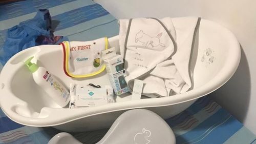 Un băiețel de 7 zile, născut într-una dintre stațiile de metrou din Kiev, este găzduit în România în căminele SNSPA alături de alți 50 de copii și familiile lor