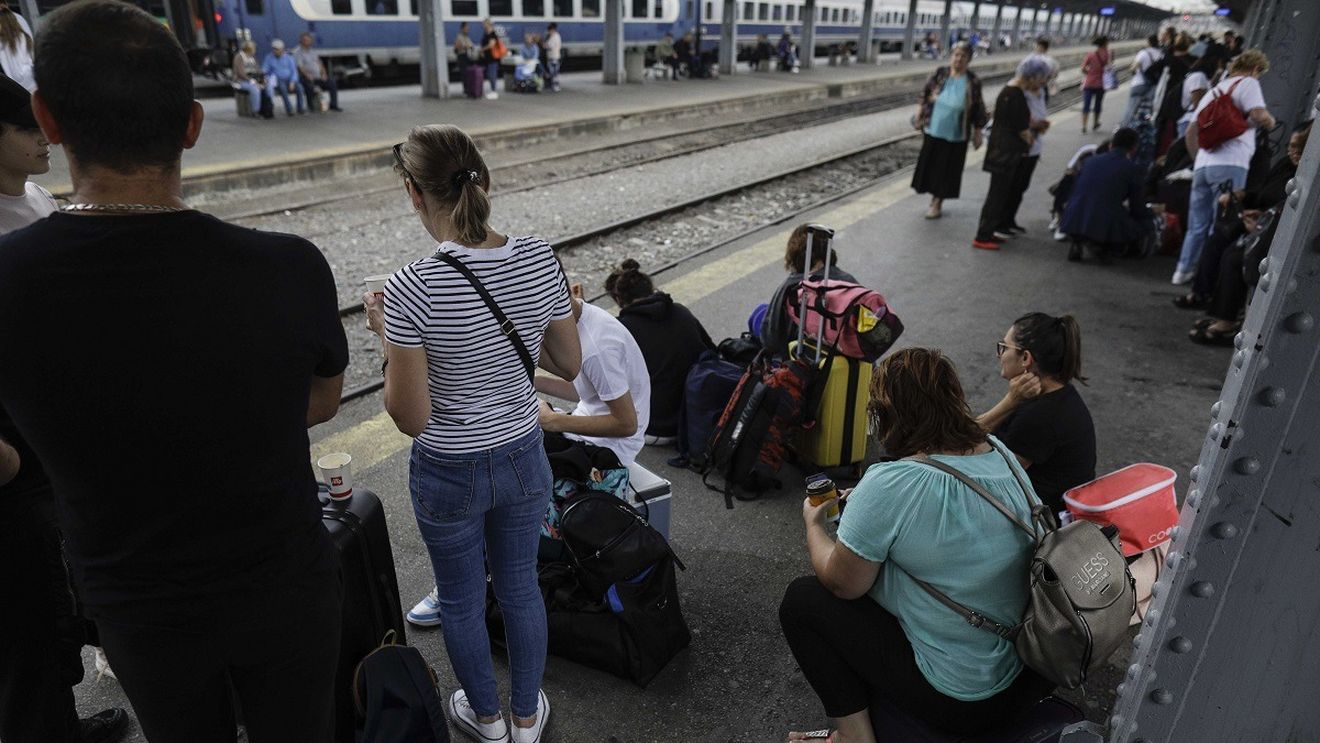 CFR Călători: Treisprezece trenuri au fost afectate marţi de furtuni şi de caniculă