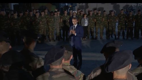 VIDEO Macron, la întâlnirea cu militarii francezi de la Baza „Mihail Kogălniceanu”: Vom face totul pentru a opri războiul rusesc, pentru a ajuta ucrainenii şi armata lor şi pentru a continua negocierile. Voi întruchipați solidaritatea și securitatea europeană