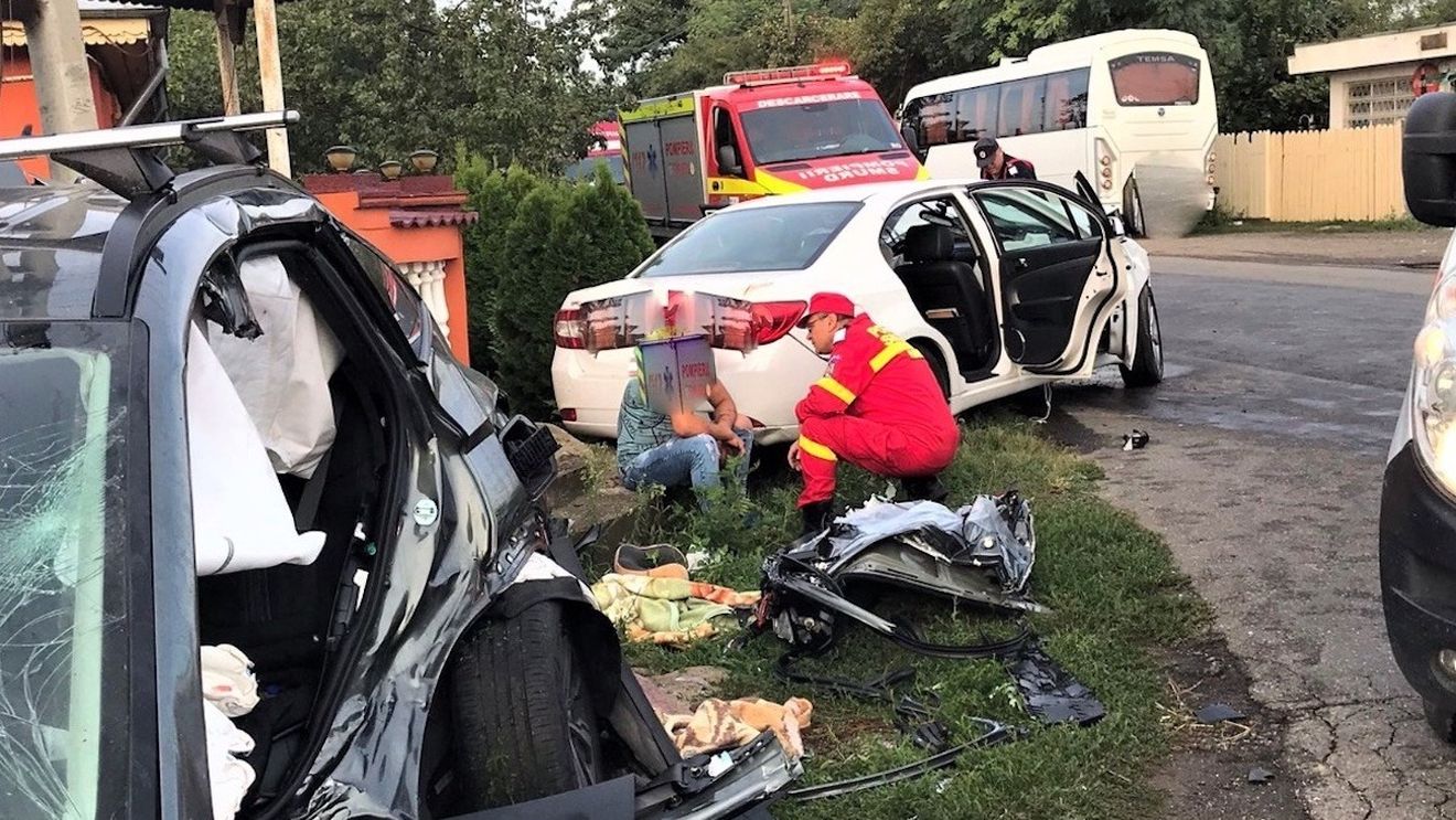 Accident în Ialomița: 7 victime dintre care 3 copii / O persoană a decedat / În două cazuri a fost nevoie de descarcerare