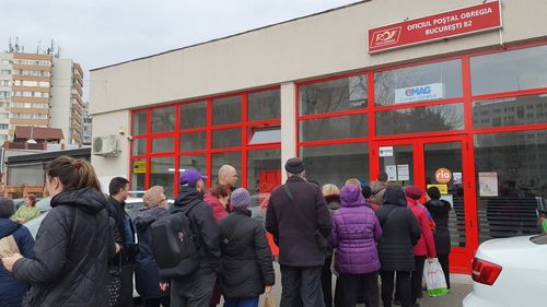 FOTO Cozi la oficii poștale pentru cardurile de energie / Achitarea facturilor se poate face online sau la poștă / Marcel Boloș: 347.000 de beneficiari sunt în situaţia în care primesc începând de astăzi cardul de energie