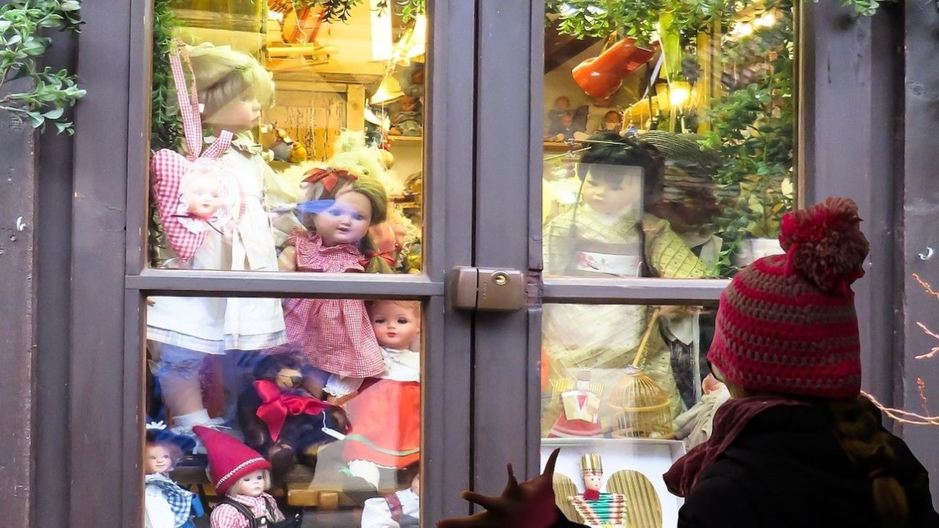 Premii de 15.000 lei oferite de primărie pentru cele mai frumoase vitrine din Focșani / ”Concursul va stimula intenția operatorilor economici pentru pavoazare cu ornamente luminoase adecvate a vitrinelor și a spațiilor din incintă”
