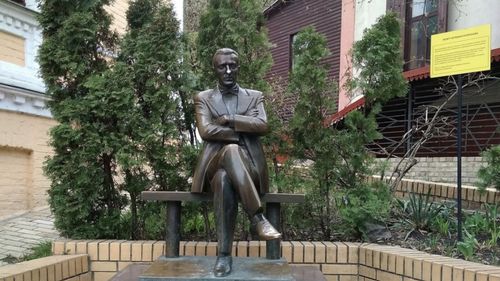 Statuia scriitorului rus Mihail Bulgakov, pusă la pământ la Kiev: Autoritățile ucrainene o consideră un „simbol al politicii imperiale ruse”