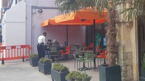 Cum au petrecut britanicii prima zi din faza a doua de relaxare: cumpărături, cafea și bere în frig