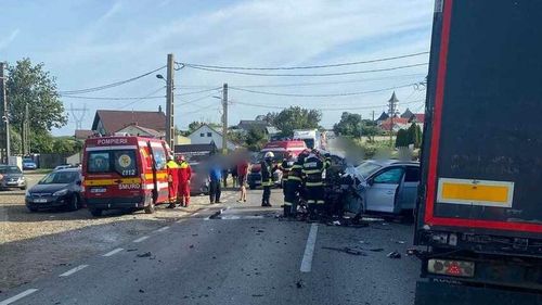 Drum complet blocat după un accident cu două TIR-uri și o mașină/ Două persoane au ajuns la spital
