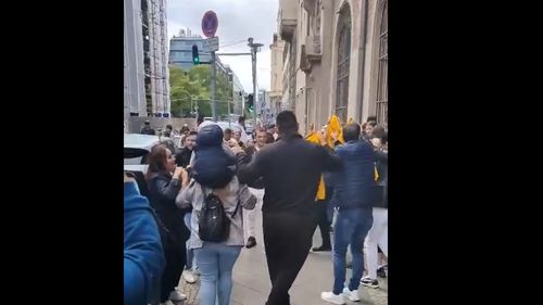 VIDEO Votanții lui George Simion, horă pe manele în Berlin la secția de vot