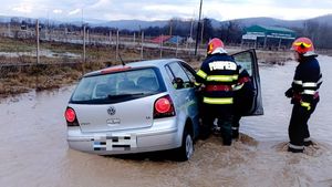 Cod portocaliu de inundaţii pentru mai multe râuri, până luni la prânz/ Specialiştii Apele Române şi autorităţile locale monitorizează situaţia
