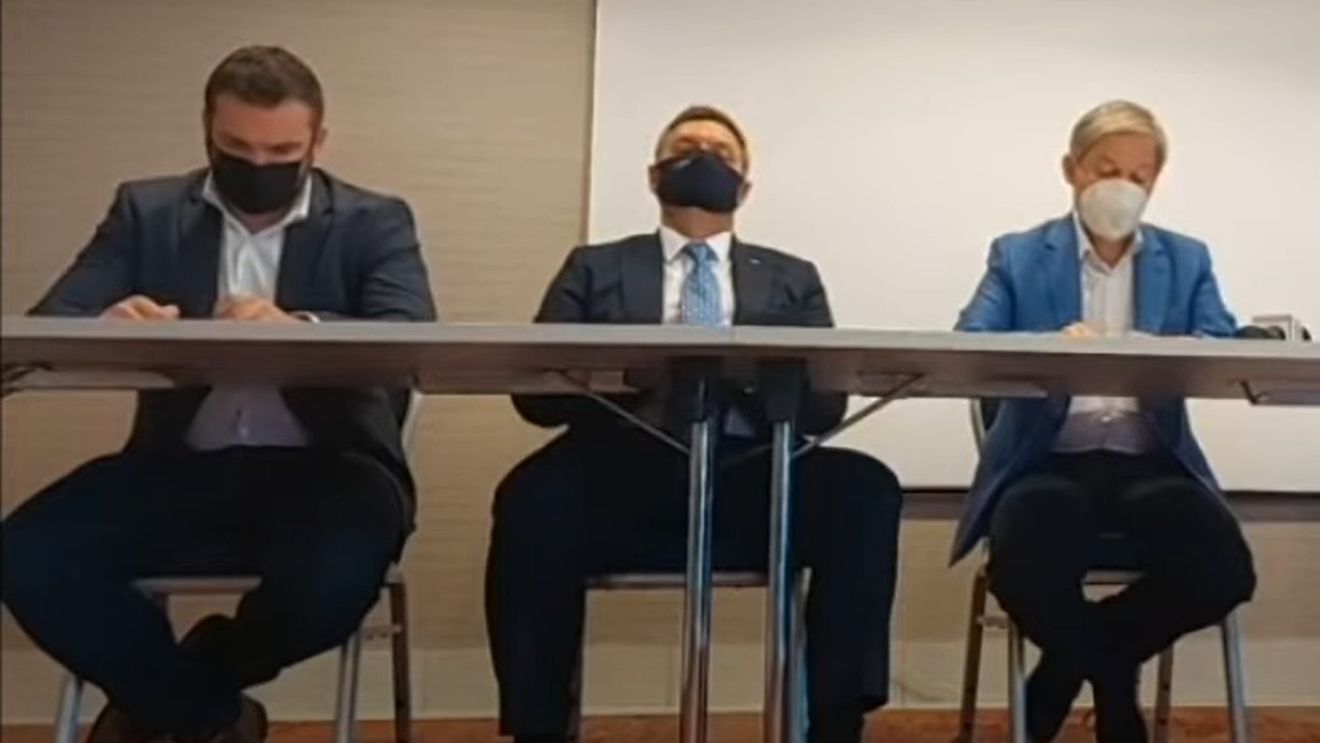 Ministrul cercetării își cere scuze pentru că a ațipit de mai multe ori la o conferință de presă lângă Dacian Cioloș: Din cauza oboselii acumulate, am avut câteva momente de somnolență. Le cer scuze colegilor