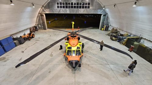 FOTO Primul elicopter Black Hawk pentru situaţii de urgenţă a aterizat sâmbătă la sediul Inspectoratului General de Aviaţie / Săptămâna viitoare vin alte trei aparate
