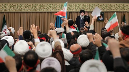 Ali Khamenei: cine este clericul șiit reacționar care conduce Iranul cu o mână de fier de aproape patru decenii, acum confruntat cu proteste de mare amploare